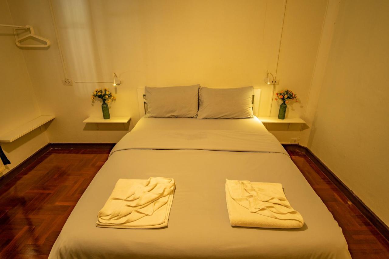 Home16 Sukhumvit16 Банкок Екстериор снимка